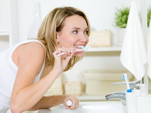 Hướng dẫn cách chăm sóc răng sứ đúng cách để răng luôn sáng bóng